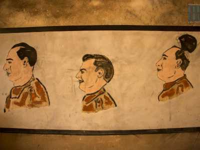 ...tutti disegnati di profilo, uno dei quali ha dei tratti orientali